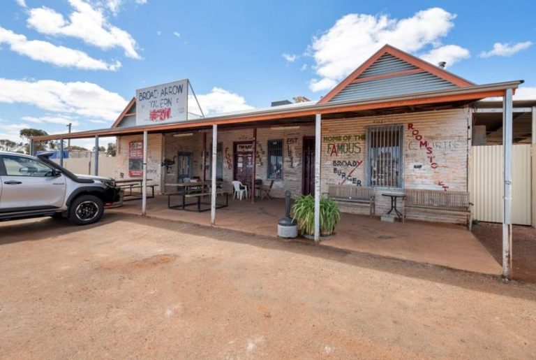 Wannabe publicans: Australia is overrun with watering holes for sale