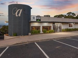 Arthurs Seat: Iconic Arthurs Hotel opposite Eagle Skylift for sale