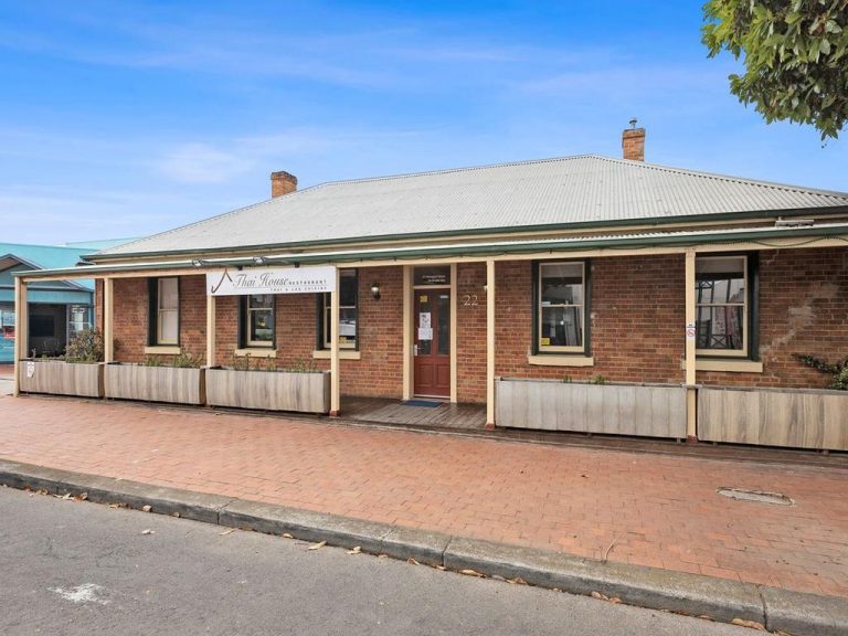 Geelong West Harp Inn offers Historic opportunity on Pakington St