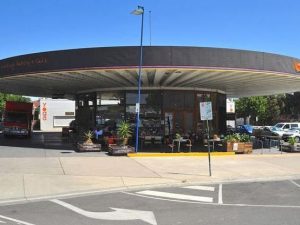 Heritage Bendigo ‘round house’, where UFO meets Olympic-ring style, listed for $5m