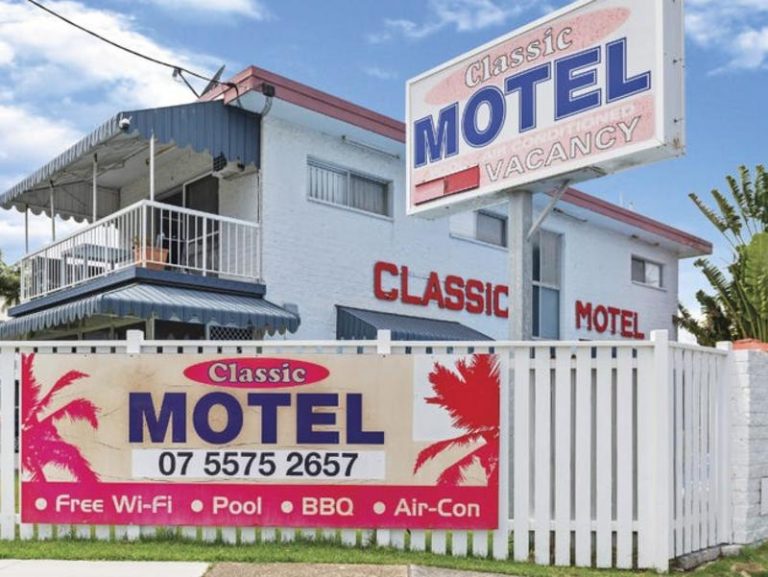 Retro lovers race for highway Classic Motel