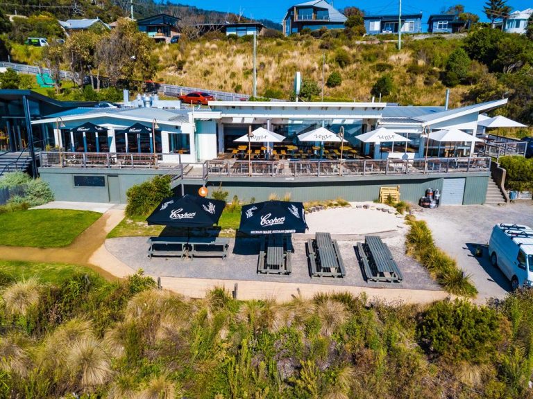 New owners for favourite Great Ocean Road beachside pub