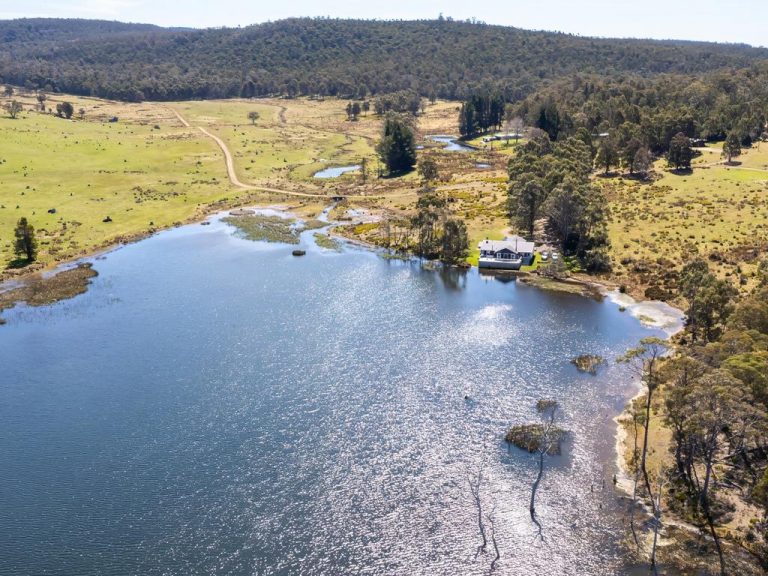 778ha Currawong Lakes has sold after NYE helicopter flight