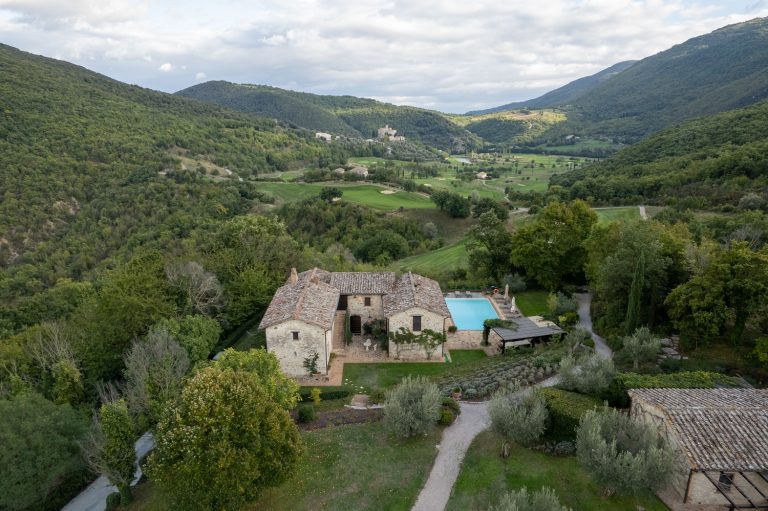 Living la dolce vita: How this Aussie couple turned an ancient Italian farmhouse into a holiday home and accomodation