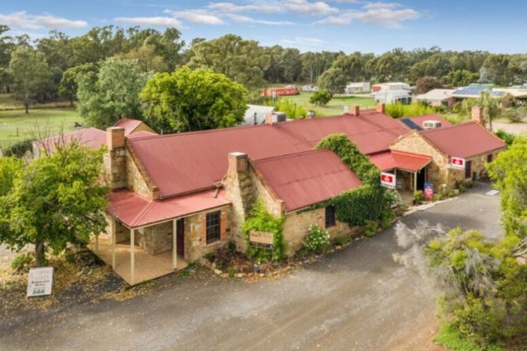 Only pub in town: Historic Bendigo hotel hits the market