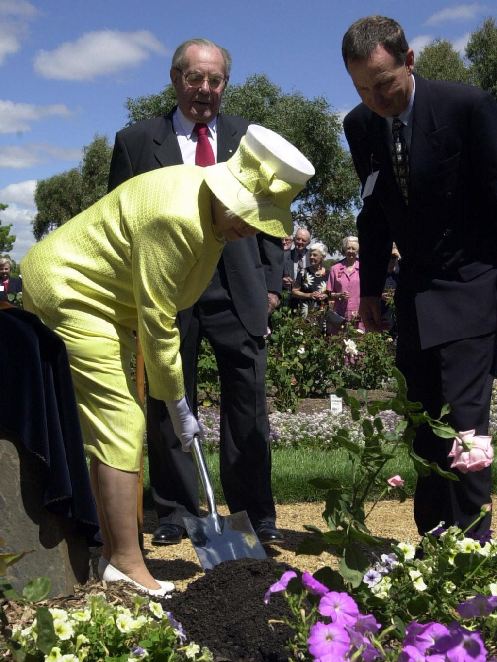 D/I Queen Elizabeth II planting rose with (l-r) Herman Thumm and David Pitt at Chateau Barossa during royal visit to South Australia 28 Feb 2002. tour british royalty