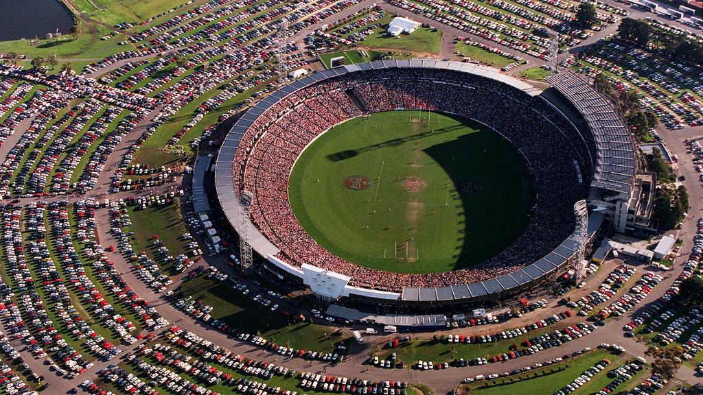 29/08/1999. Hawthorn v Sydney. The last game at Waverley Park. Aerial view of the crowd of 72,130. Published DHS 15 May 2004, p. 11.