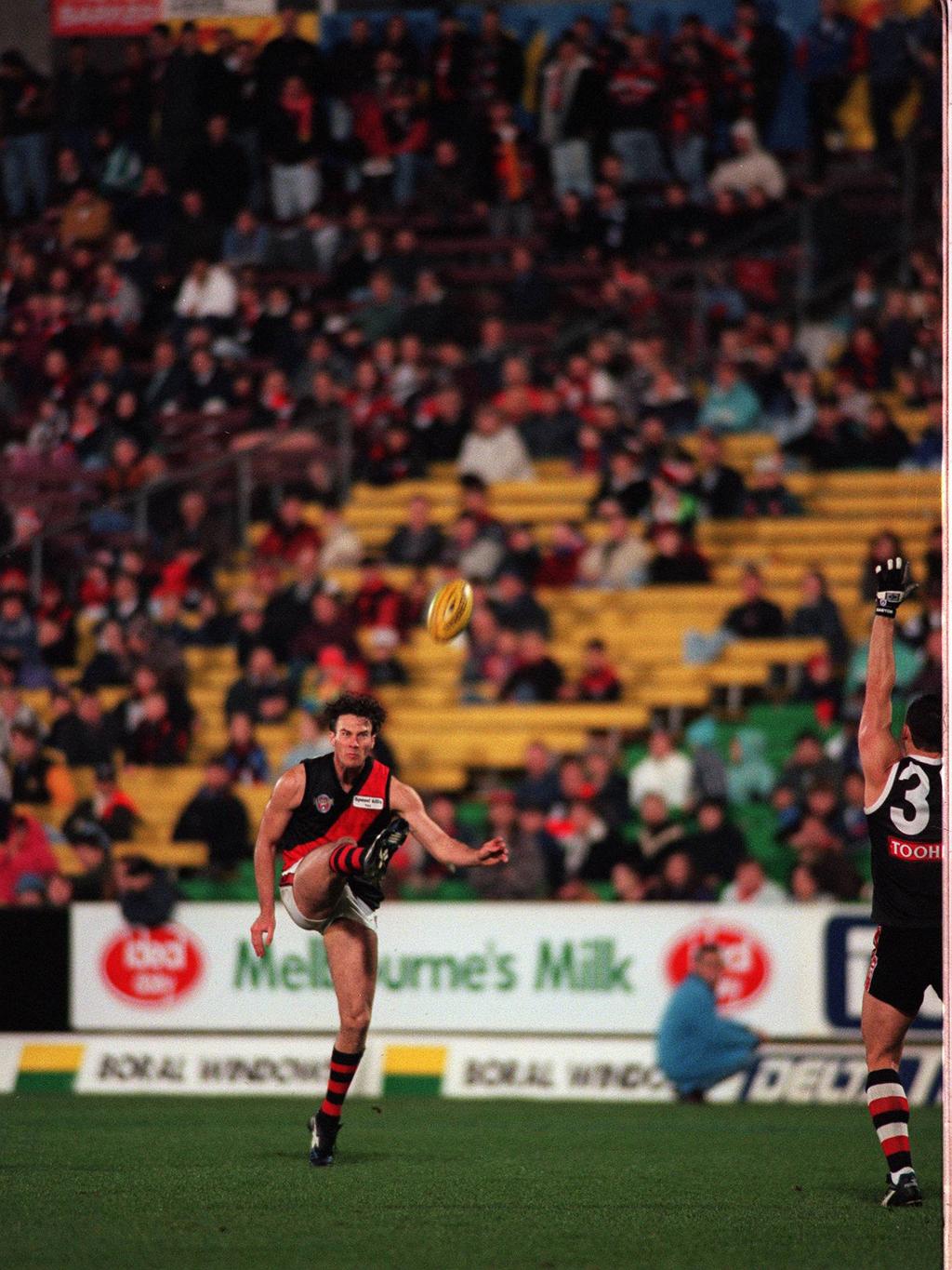 11/06/1996. CONTINUATION of Essendon v St Kilda after blackout. Re-start. Waverley Park. Lights out. Steven Alessio booted the final goal.